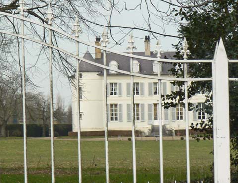  Chateau in the village
 Nielles les Ardres 